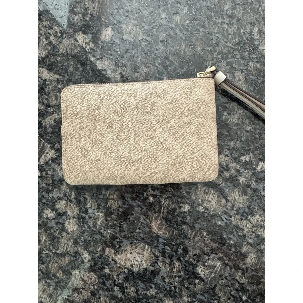 NWT‎ Coach Corner Zip Wristlet In Signature Canvas Tan And Brown